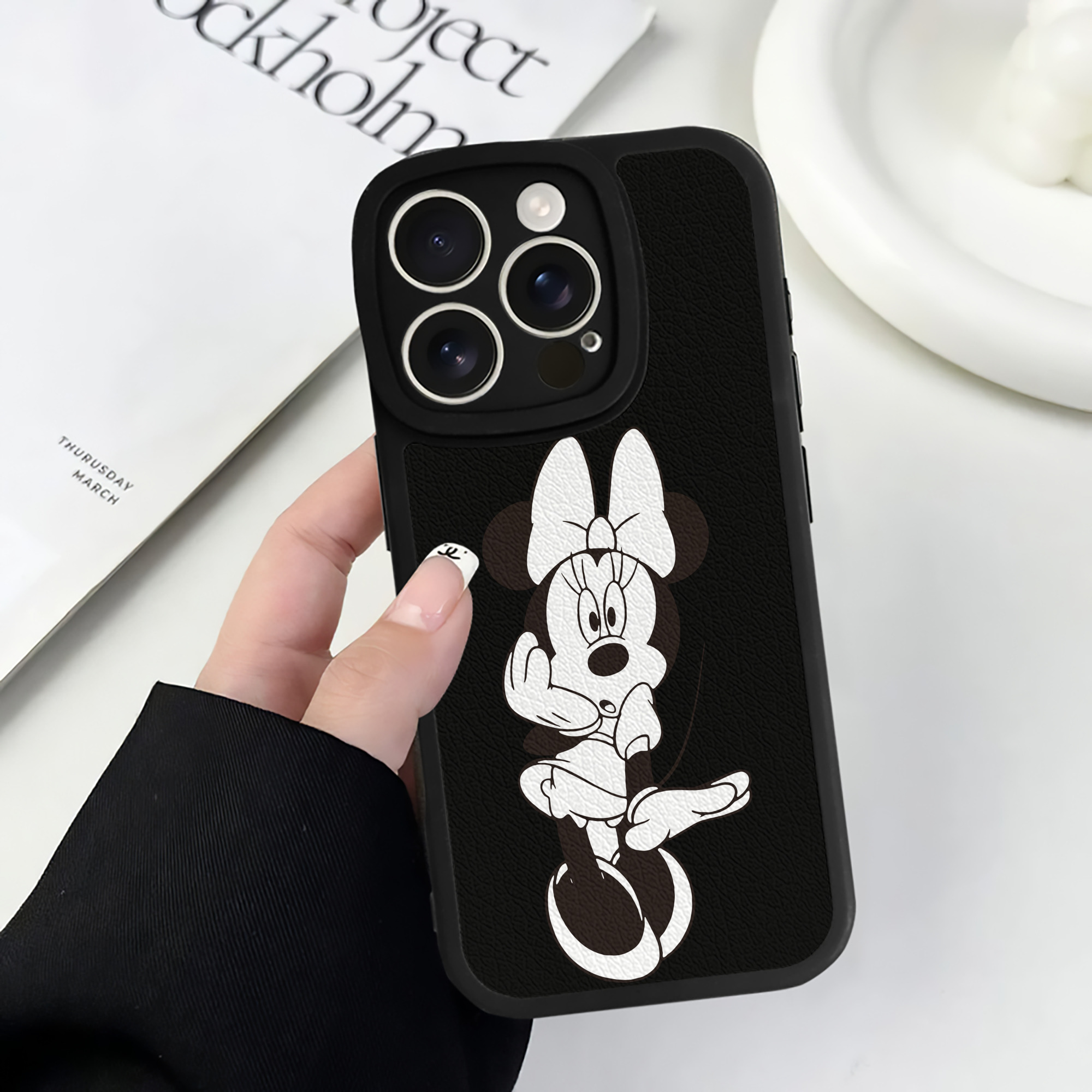 （画像用） ミッキーマウス Mickey Mouse 【iPhone 16シリーズ対応】シリコンスマホケース（レザー調） 材質：シリコン
